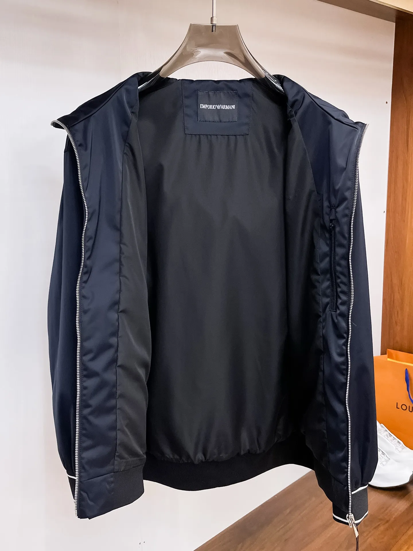 Armani official website Same Style, complete with three labels, on sale in advance. 2026 Autumn and Winter New Arrival men's jacket, Original with complete three labels, Premium version. Custom-made fabrics at the counter. Breathable, high comfort, impeccable details, brand element design concept, reflecting high quality. It feels delicate and soft, presents a casual cut, and has a great upper body shape. Sizes: M～3XL,